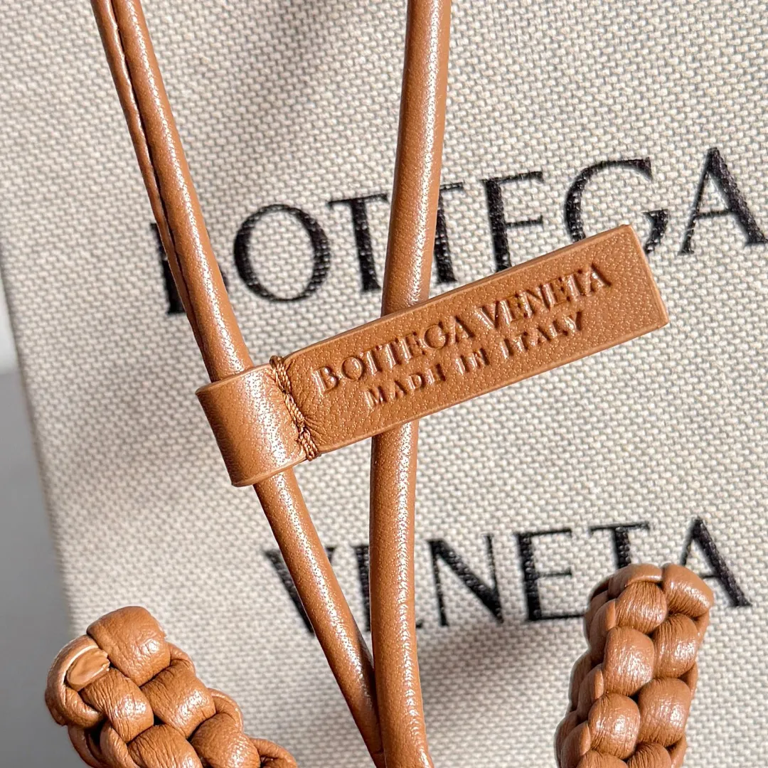 Batch 420 Let’s see what new cute little thing BV has released~ It’s this letter pendant, which is different from the puppy pendant. The weaving of this letter is more three-dimensional, and the material is very solid, and it is not easy to deform even if it is folded. Style number: Y